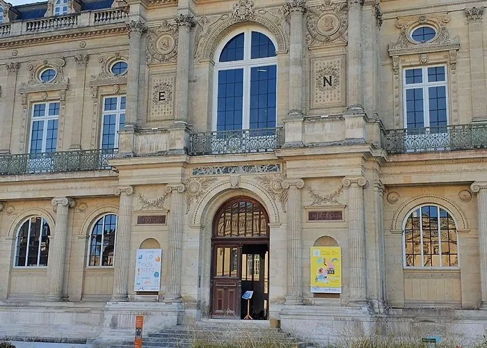 Campanile Amiens - מלון