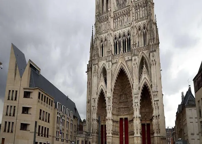 Campanile Amiens - מלון Glisy